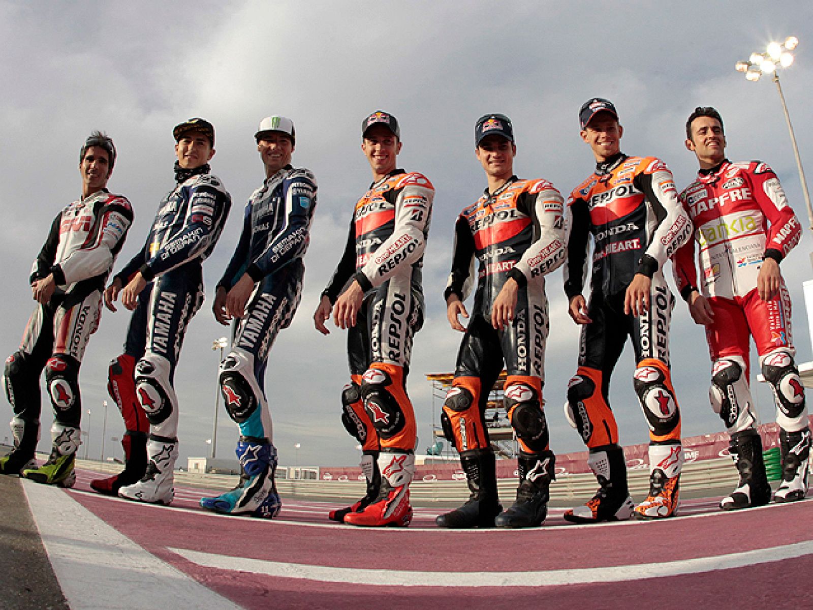 Los pilotos españoles comenzarán a partir de este jueves la  defensa del exitoso 'triplete' conquistado en el Mundial de  Motociclismo de 2010 por medio de Jorge Lorenzo, en MotoGP, Toni  Elías, en Moto2, y Marc Márquez, en 125cc, en una nueva campañ