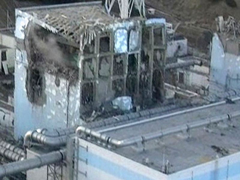 Japón estabiliza en la gravedad la crisis nuclear tras lanzar agua a un reactor y conectar otro