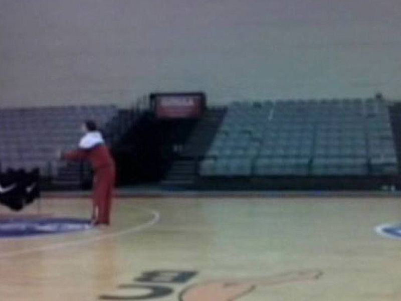El delegado del Granada y de la selección española de baloncesto ha demostrado sus dotes sobre el parqué con una canasta imposible, de espaldas y desde el otro campo.