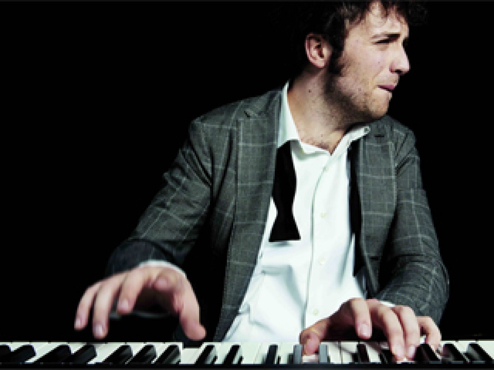 Eurovisión 2011 - Raphael Gualazzi representa a Italia con "Follia d'amore" - Eurovisión | Ver