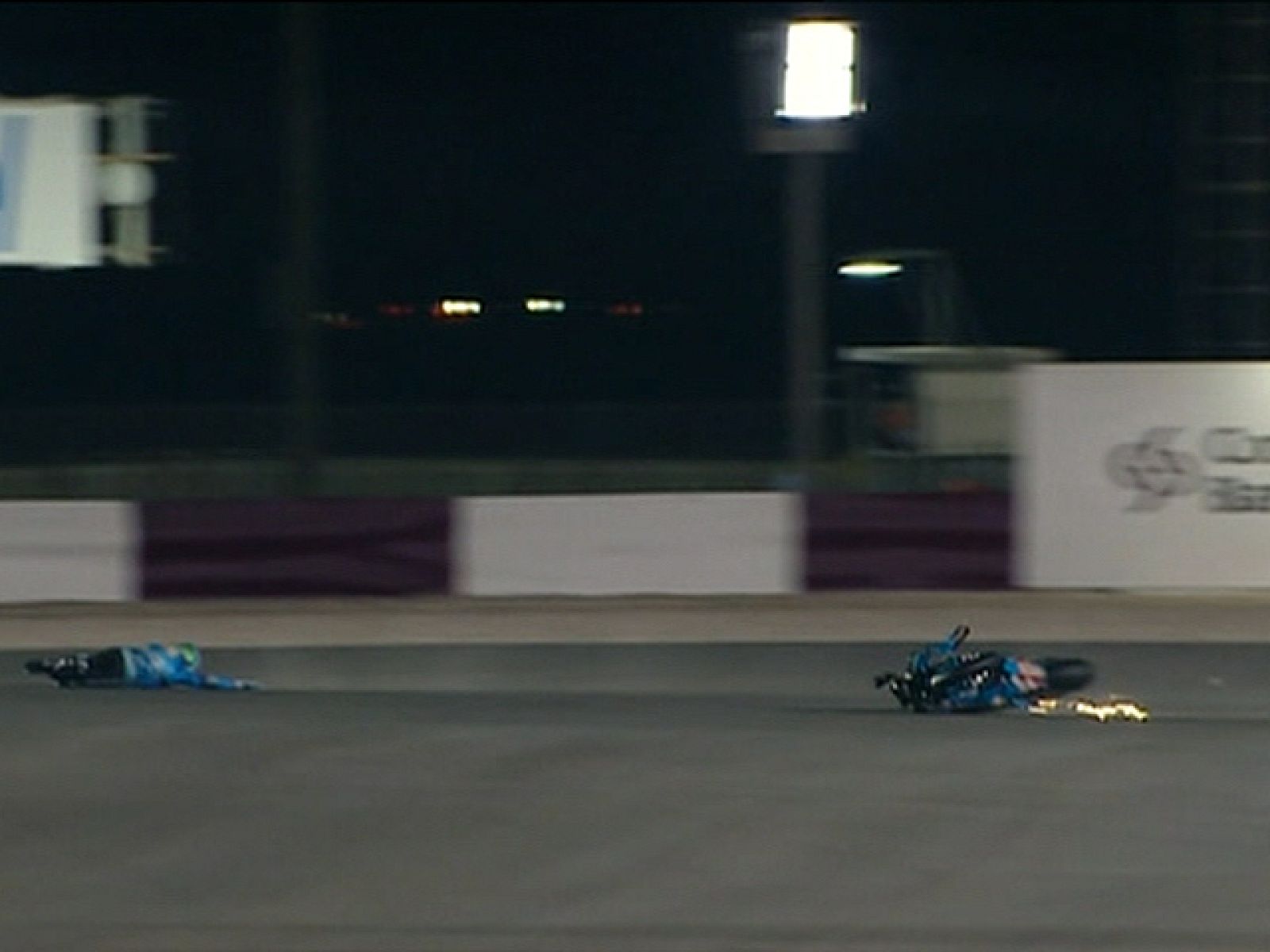 El piloto manchego se fue al suelo en la última tanda de entrenamientos libres. La primera exploración médica ha descubierto la fractura del fémur izquierdo. El equipo Suzuki había presentado a John Hopkins como piloto suplente oficial.