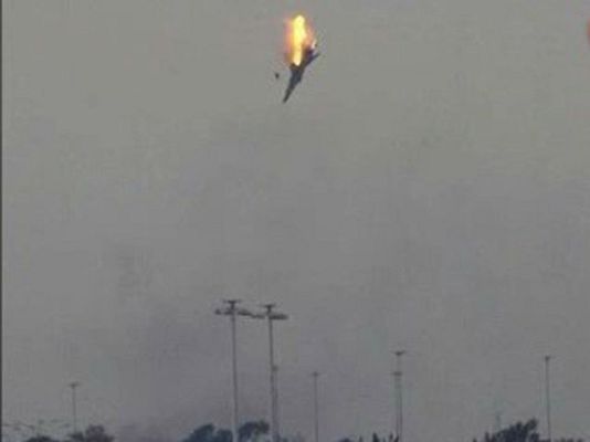 Informativo 24h - Gadafi desafía a la comunidad internacional al bombardear Bengasi