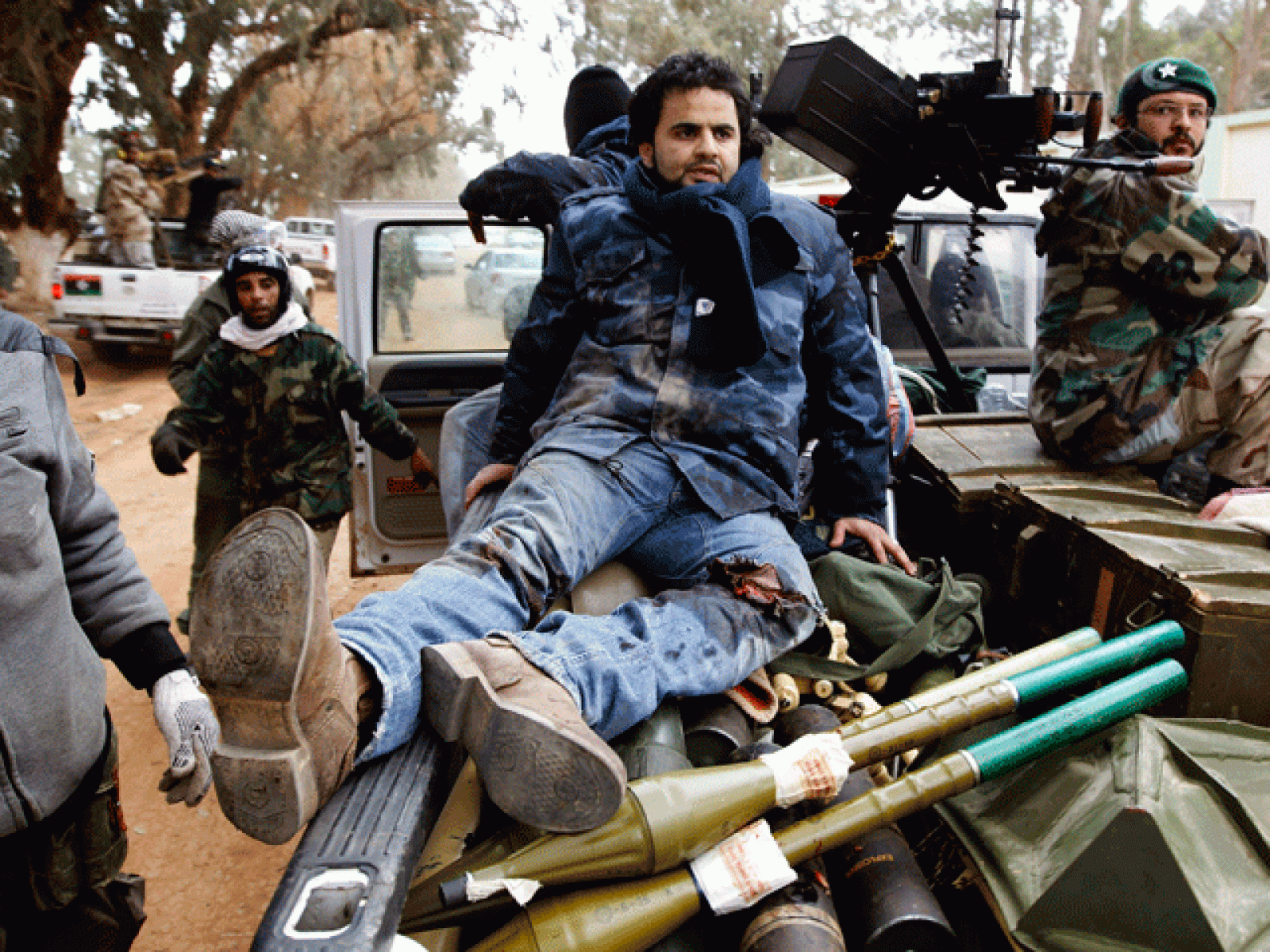 Las tropas de Gadafi continúan bombardeando aunque asegura que cumplen el alto el fuego