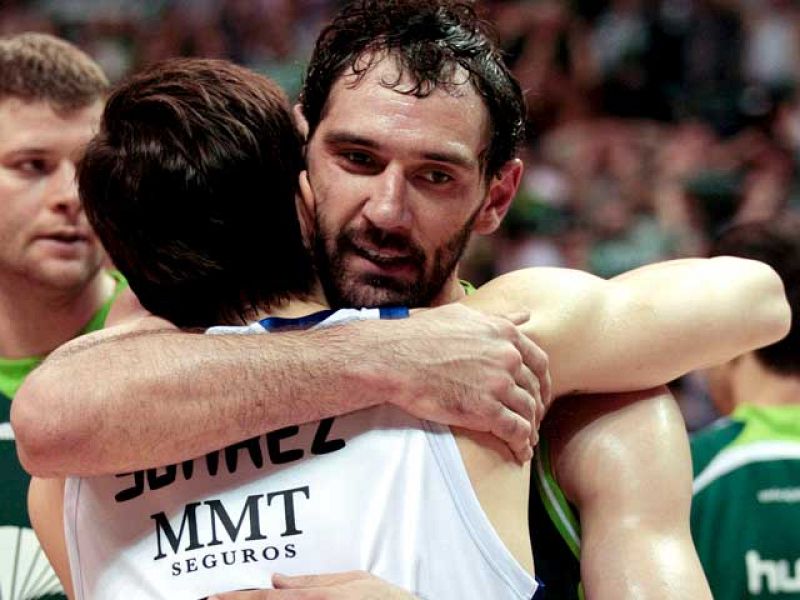 El Unicaja se ha impuesto al Real Madrid por 69 a 68 en un encuentro con final emocionante que se decidió en la prórroga. Garbajosa resultó decisivo para el triunfo malagueño.