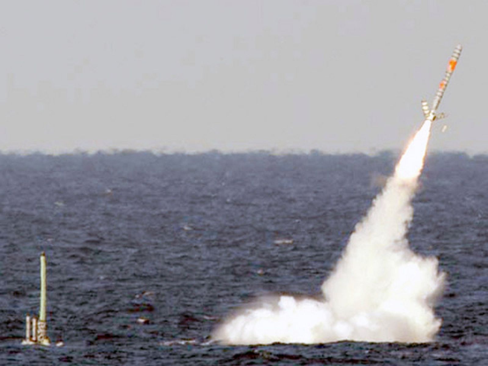 Continúa "Odisea del amanecer" y Gadafi amenaza con respuesta militar | Ver