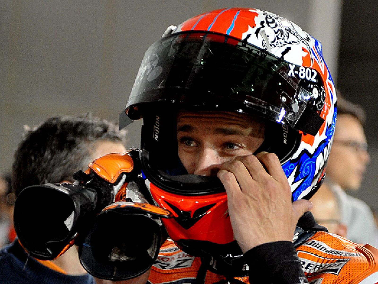 El piloto australiano Casey Stoner (Honda) ha superado a los  españoles Dani Pedrosa (Honda) y Jorge Lorenzo (Yamaha) y ha  conseguido la 'pole' en la categoría de MotoGP para el Gran Premio de  Qatar que se disputa este domingo.