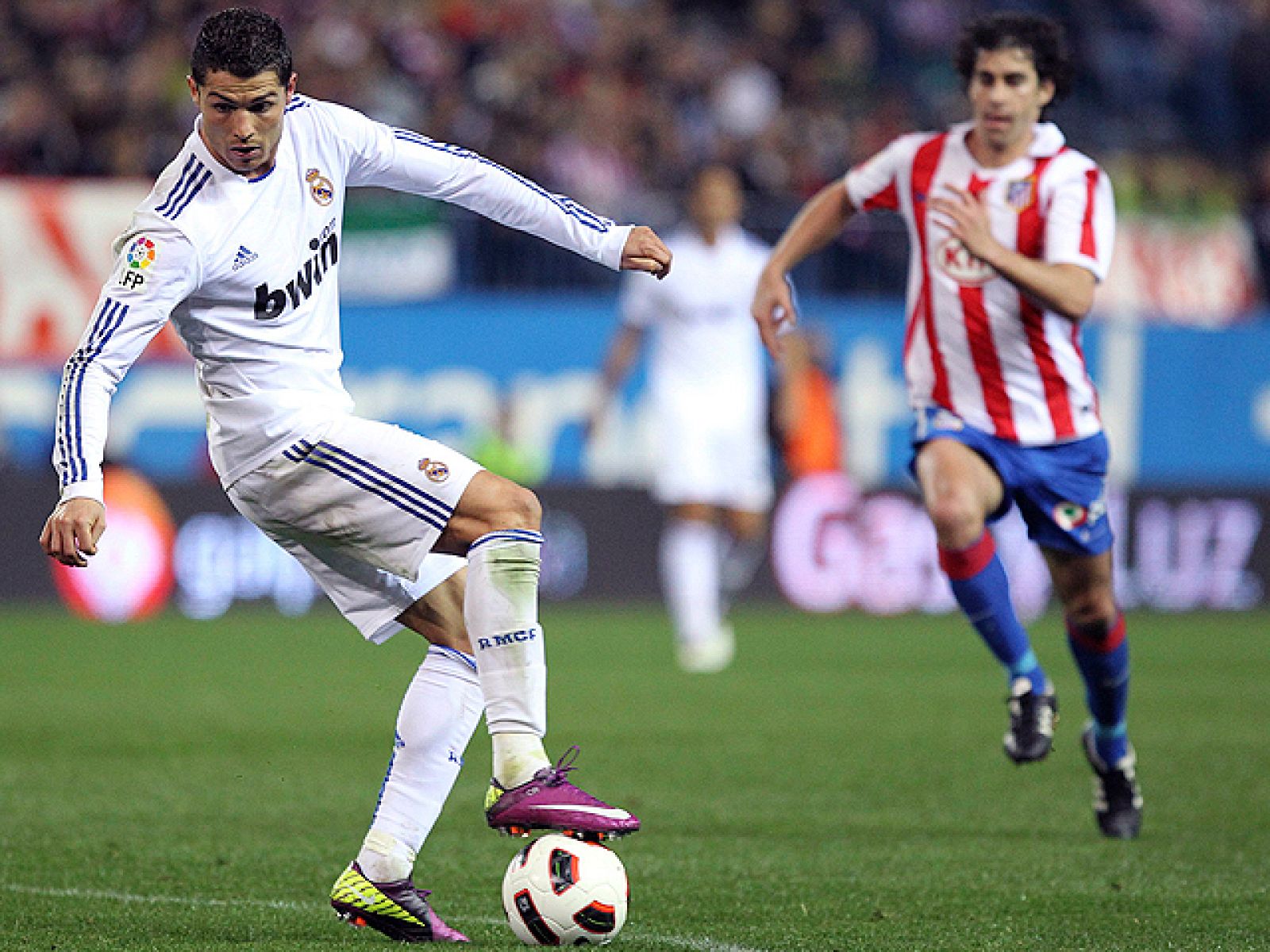 Mirando el calendario de Liga, lo tiene más difícil el Real Madrid en comparación con el Barça. Sin embargo, el equipo de Mourinho no se rinde e intentará salvar los cinco puntos de ventaja que tiene el líder.