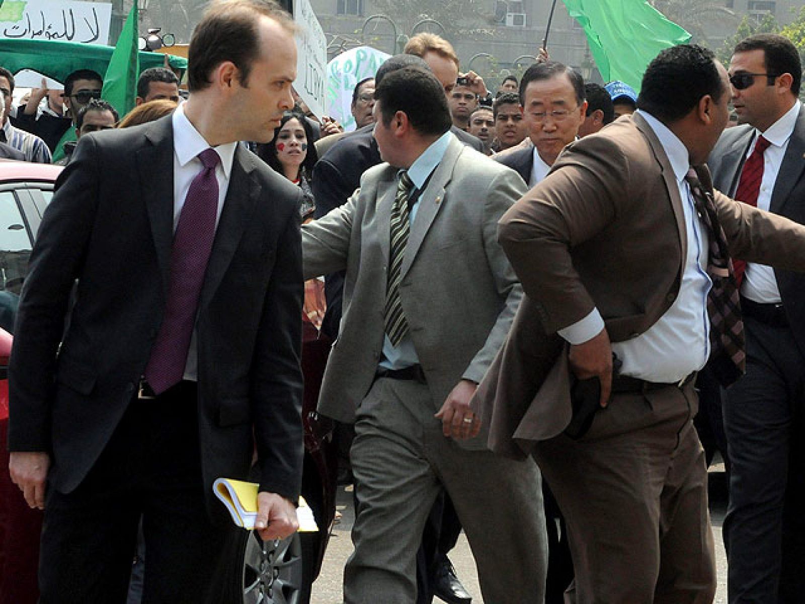 Grupos de partidarios de Gadafi obligan al secretario general de la ONU a refugiarse en la Liga árabe tras reunirse con su secretario general en la plaza Tahrir de El Cairo.