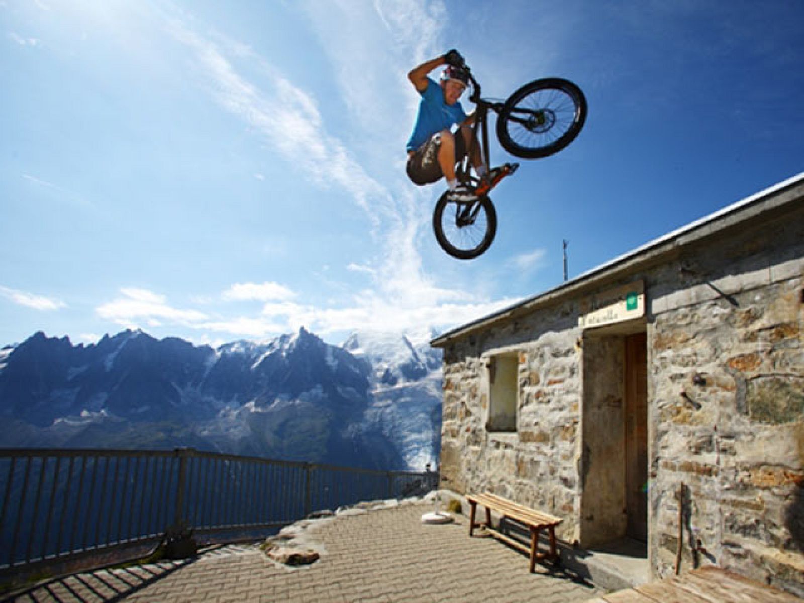 On Off: Vuelo sobre ruedas - On Off | Ver