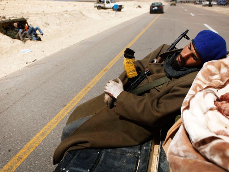 La tercera noche de bombardeos alcanzan objetivos en Trípoli y Bengasi
