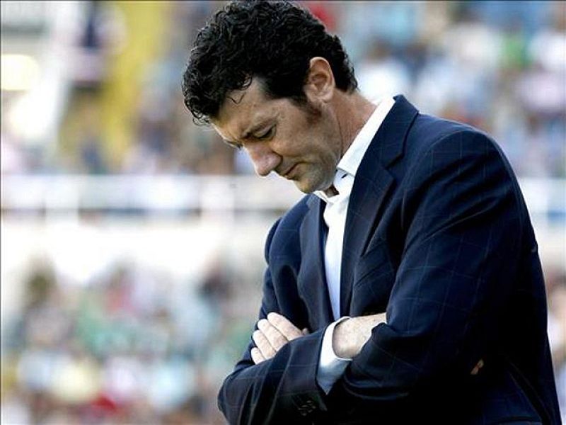 El Hércules de Alicante sigue sin entrenador después de la destitución de Esteban Vigo que, por cierto, se ha despedido esta mañana de sus jugadores. En las últimas horas se han barajado los nombres de Luis Aragonés, Marcelo Bielsa, Gorosito o Manolo