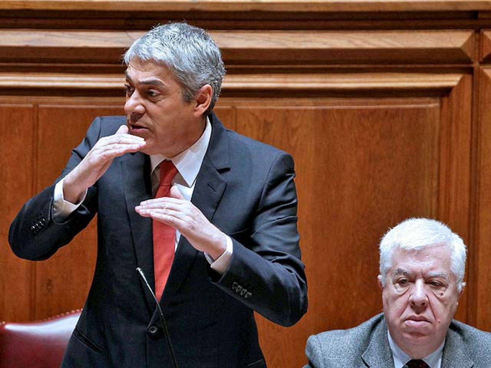 El riesgo de una crisis política acerca a Portugal al rescate y a Sócrates, a la dimisión