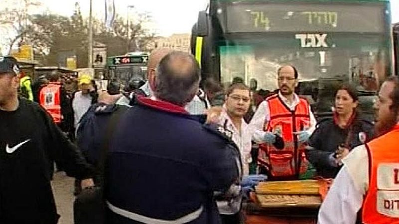 Decenas de heridos en una explosión junto a un autobús en el centro de Jerusalén