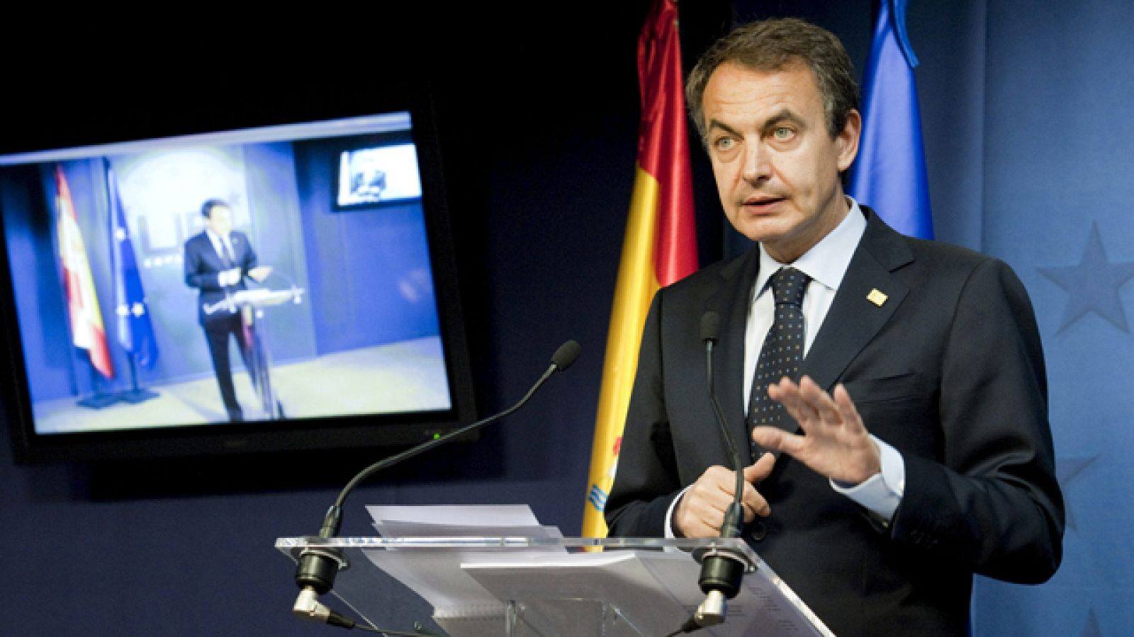 Zapatero anuncia en Bruselas una serie de medidas para reforzar la respuesta a la crisis económica