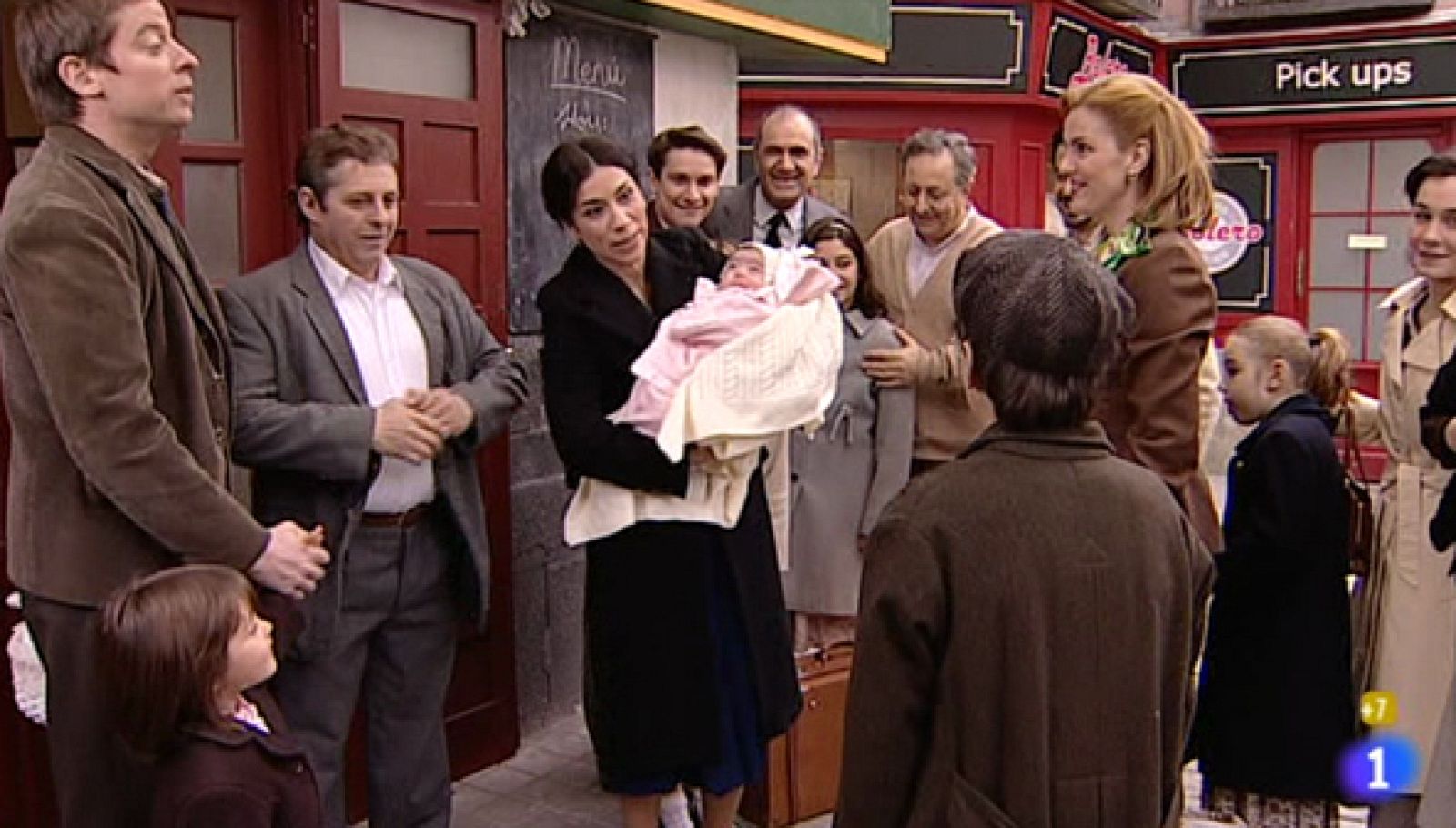 Amar - El barrio da la bienvenida a Manolita y su pequeña