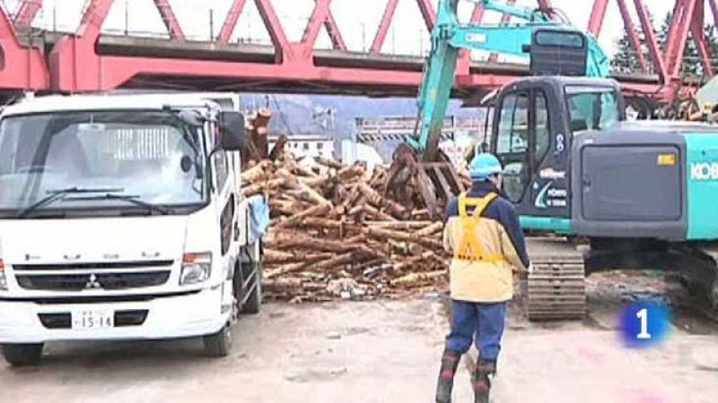 Ya han comenzado las labores de limpieza de los escombros en las zonas devastadas por el terremoto en el noreste de Japón. El combustible escasea y muchas personas no pueden icinerar a sus fallecidos.