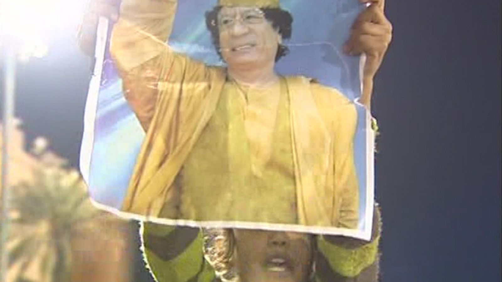 Partidarios de Gadafi ondean sun banderas verdes en el corazón de Trípoli