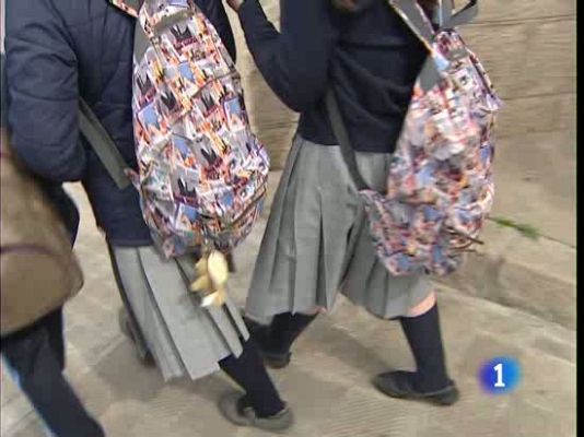 Telediario 1 - Utilizar uniforme en los colegios públicos podría evitar situaciones de desigualdad