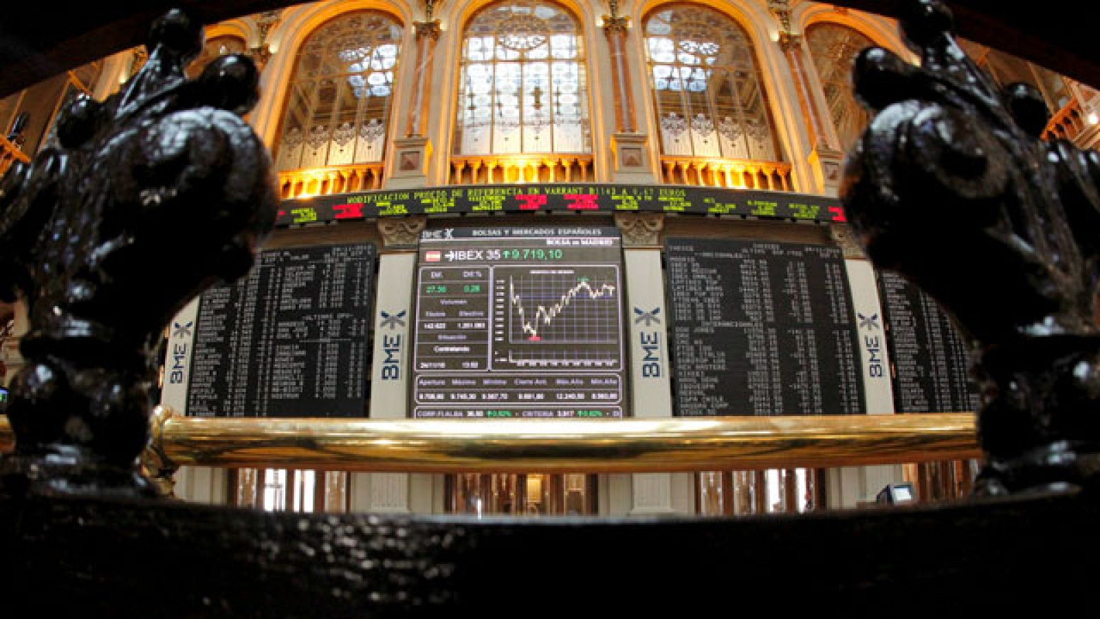 La situación de Portugal no afecta al Ibex 35, que cierra con un descenso del 0,15% | Ver