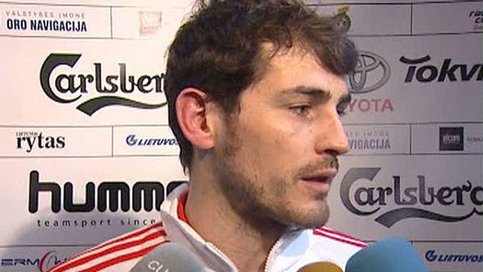 Después del partido frente a Lituania, el capitán de la selección española, Iker Casillas, ha clamado contra la UEFA y ha asegurado que "el partido no se debería haber jugado" ya que el campo etaba en un estado "lamentable".