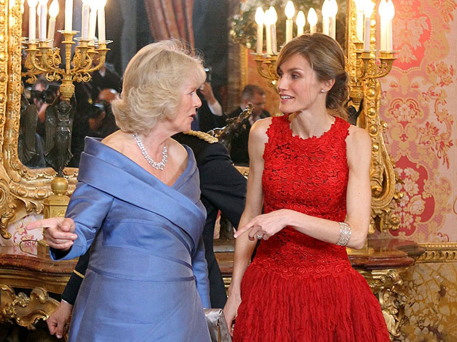 Cena de gala en el Palacio Real para homenajear al Príncipe de Gales y su esposa