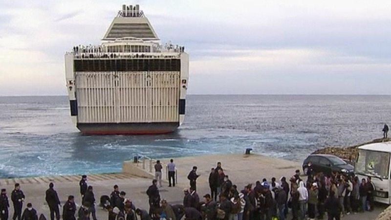 El Gobierno italiano ha comenzado ya a sacar de Lampedusa a los miles de inmigrantes