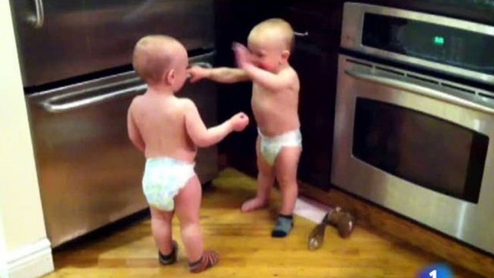 Dos niños se entienden en el 'lenguaje bebe' | Ver