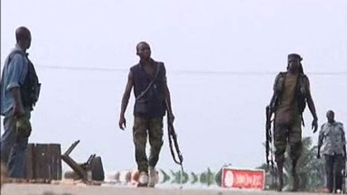 Telediario 1 - Outtara cerca a Gbagbo en Abiyán