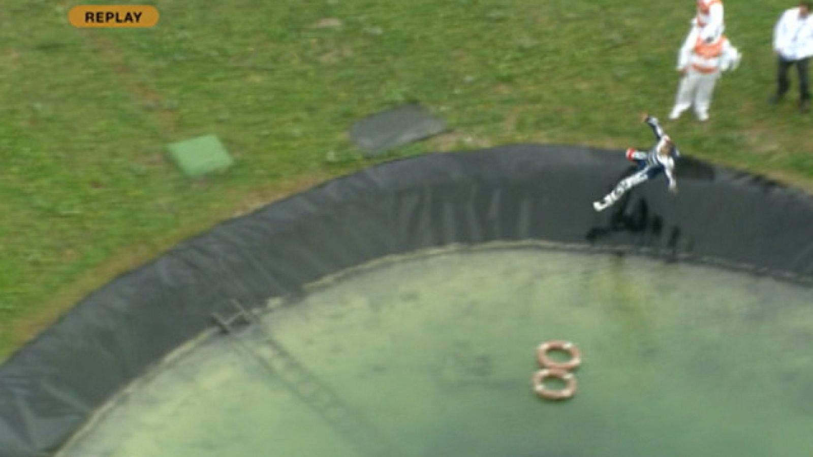 Resbalón de Lorenzo y al agua | Ver