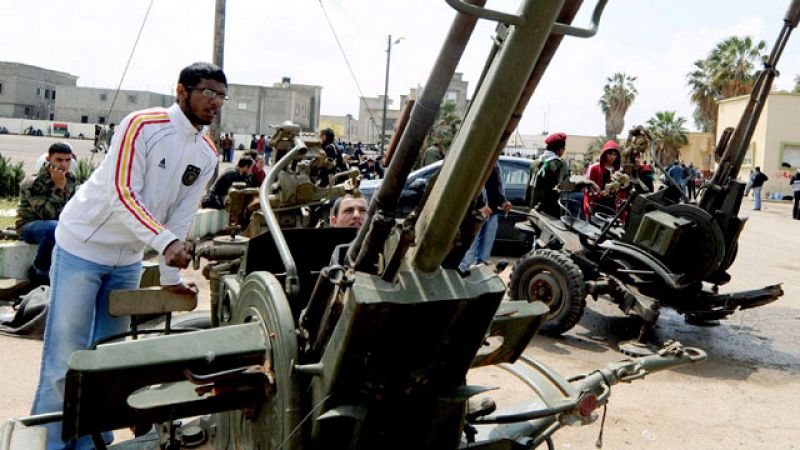 Los rebeldes en Libia reanudan su ofensiva en Brega y piden a los aliados retomar la ofensiva