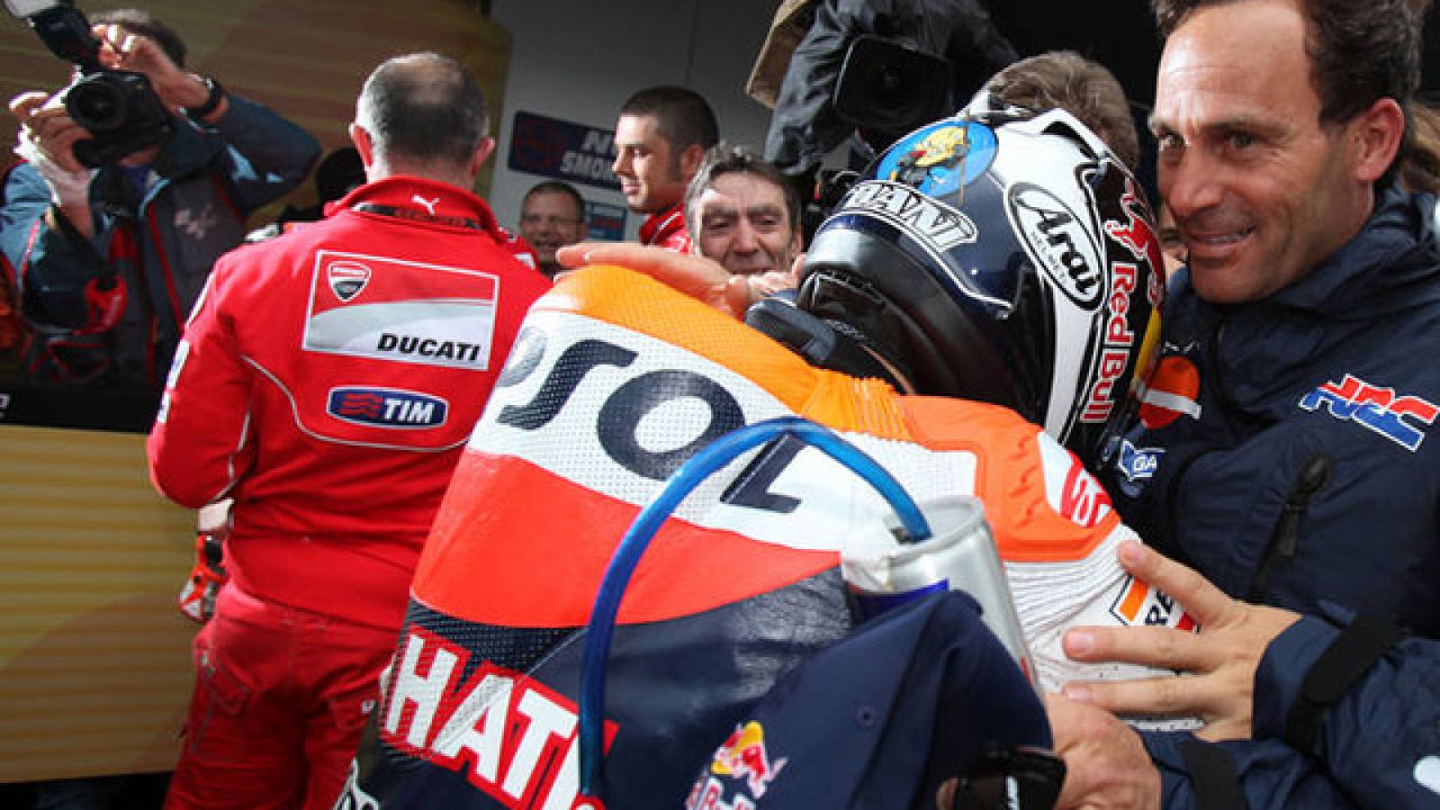 El GP de España ha dejado en la retina de los aficionados imágenes para no olvidar. Alguna buenas, como el doblete español en MotoGP y la victoria de Nico Terol en 125, y otras no tan buenas, como la caída de Márquez en Moto2 o la de Stoner arrastrad