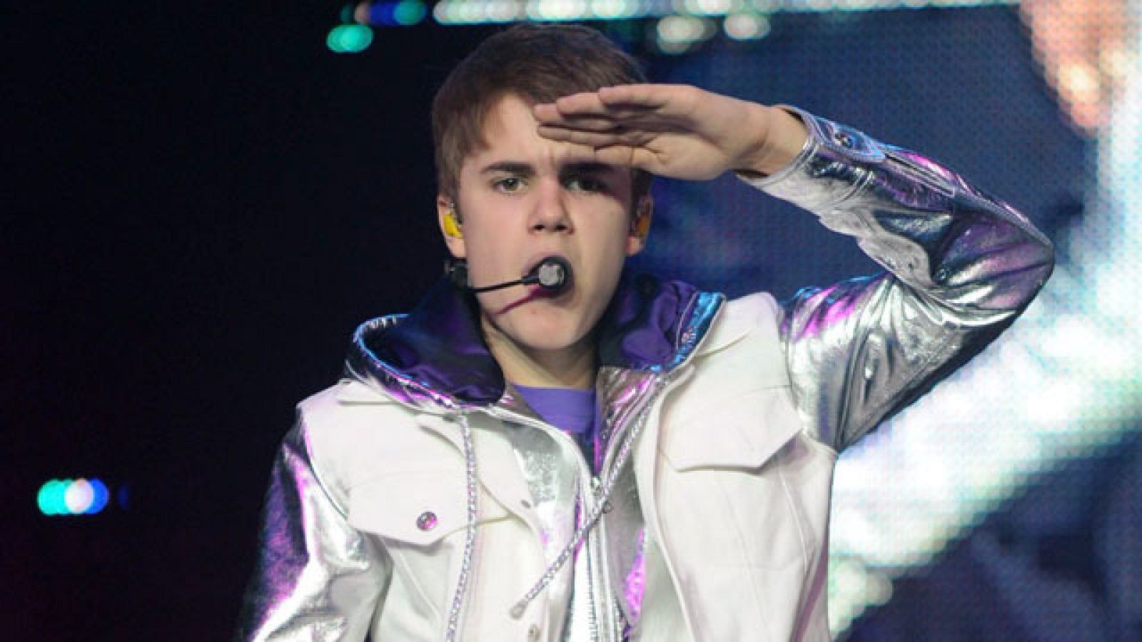 Cientos de adolescentes acampan en Madrid para ver a Justin Bieber