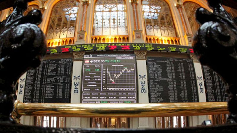 La presión sobre Portugal aumenta, con la rebaja en un escalón de la calificación de su deuda por parte de la agencia Moody's. La Bolsa de Madridse ha resentido, con una pérdida del 0,72% en esta sesión, sobre todo, arrastrado por los grandes bancos