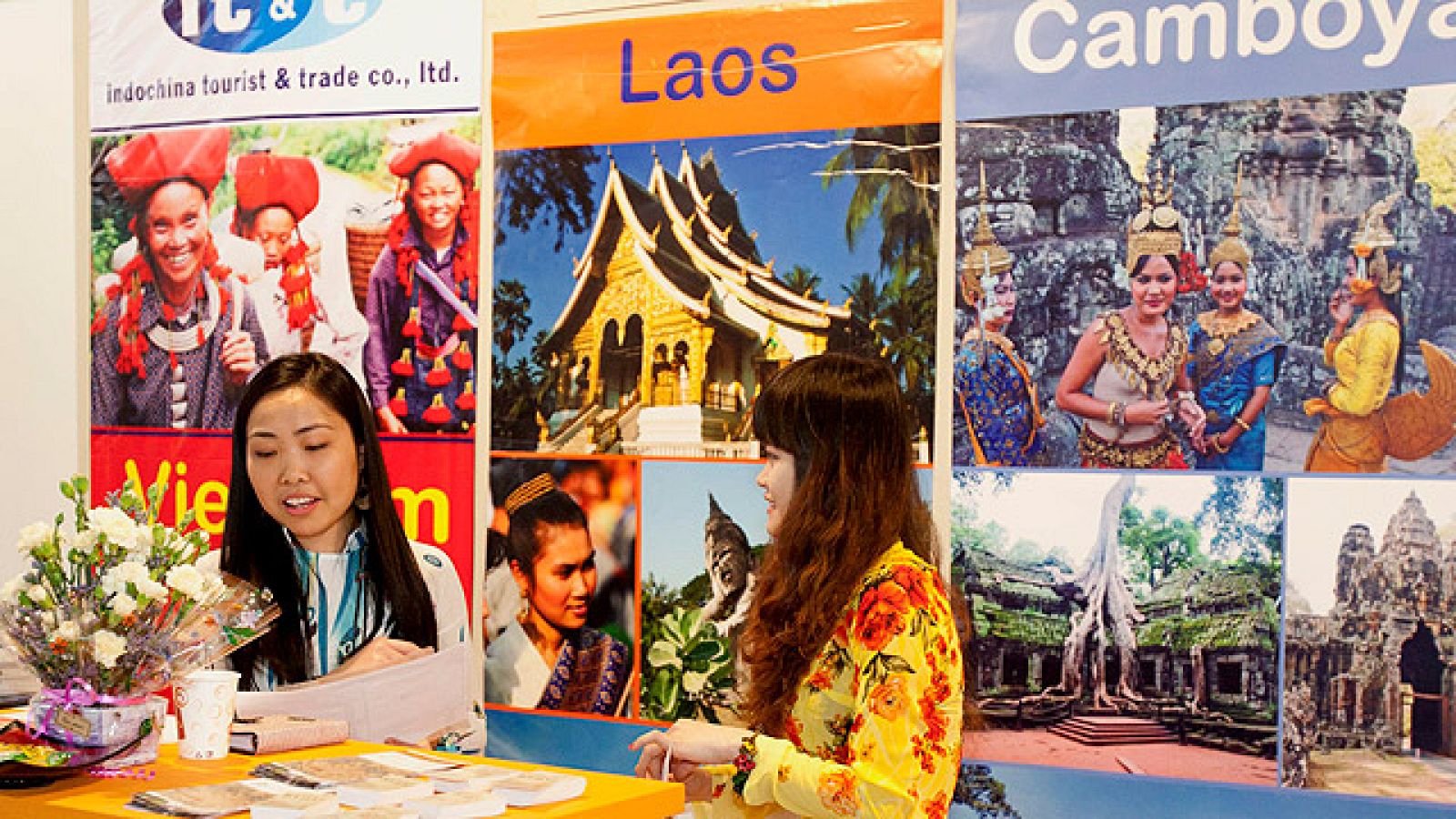 Viajeros que comparten sus experiencias a través de un blog