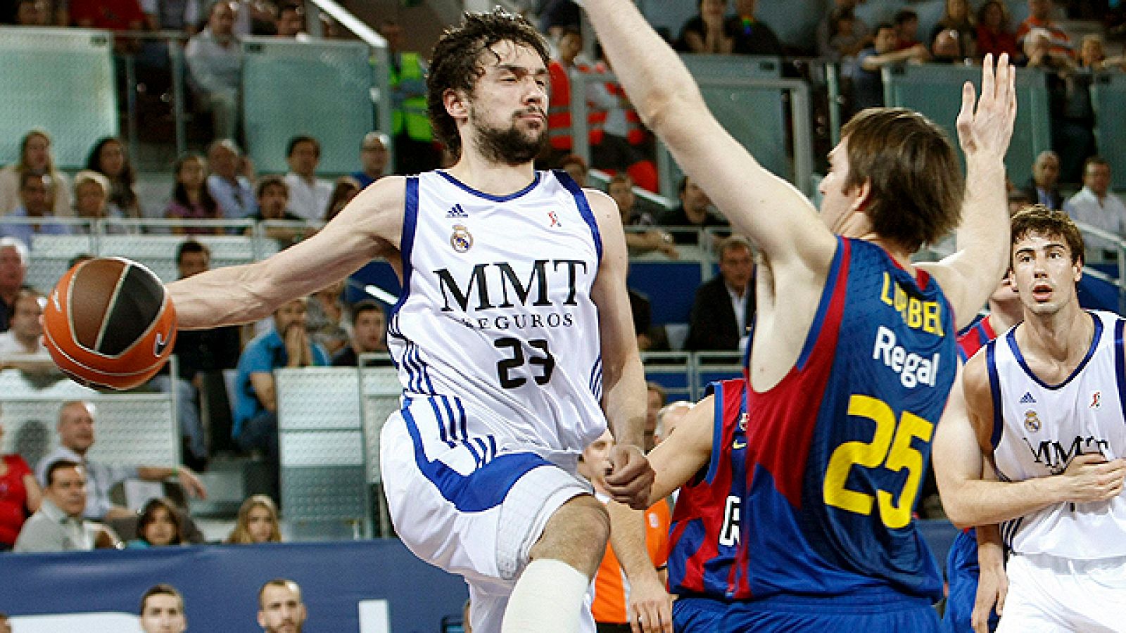 El Real Madrid ha logrado, después de muchas tentativas, doblegar (77-72) al Regal Barcelona en el clásico de la liga ACB. En un un partido electrizante, los blancos han necesitado llegar a la prórroga para obtener un triunfo que se les había negado