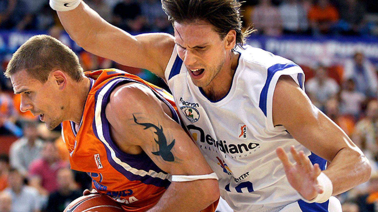 El Power Electronics Valencia hizo valer su superioridad física para salir victorioso del duelo ante el Meridiano Alicante (86-79). Los lucentinos plantaron cara en la primera mitad, pero acabaron sucumbiendo ante la fortaleza de su rival.