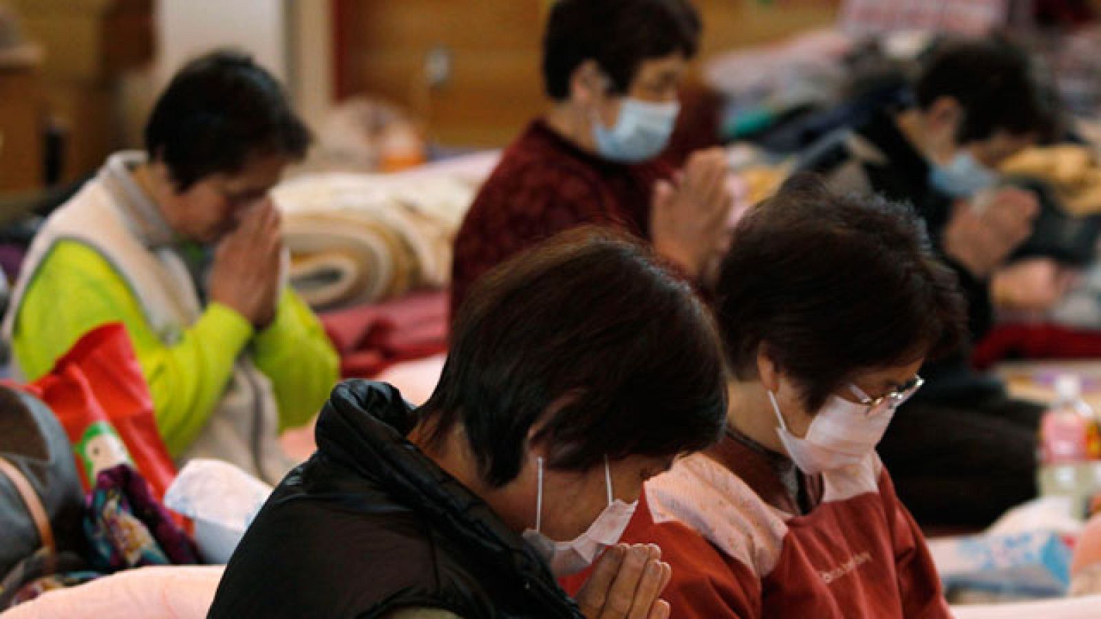 Un minuto de silencio en Japón, un mes después del terremoto | Ver