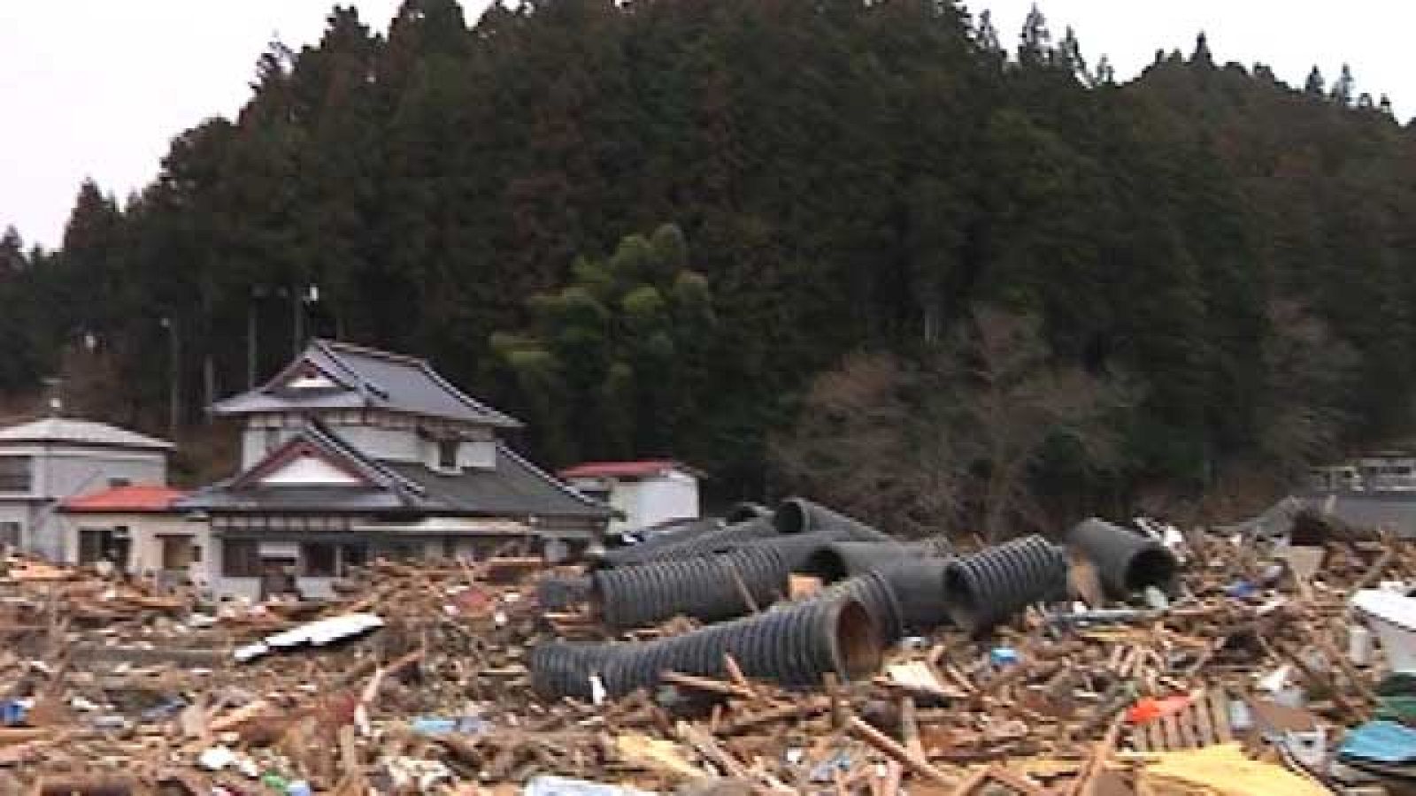 Japón rebaja sus previsiones de crecimiento por el impacto económico del terremoto y el tsunami | Ver