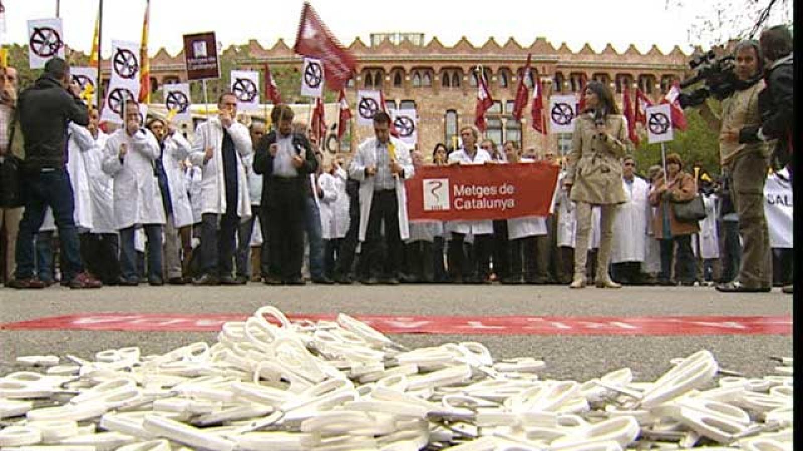 Profesionales de la sanidad catalana han salido a la calle en Barcelona para manifestarse