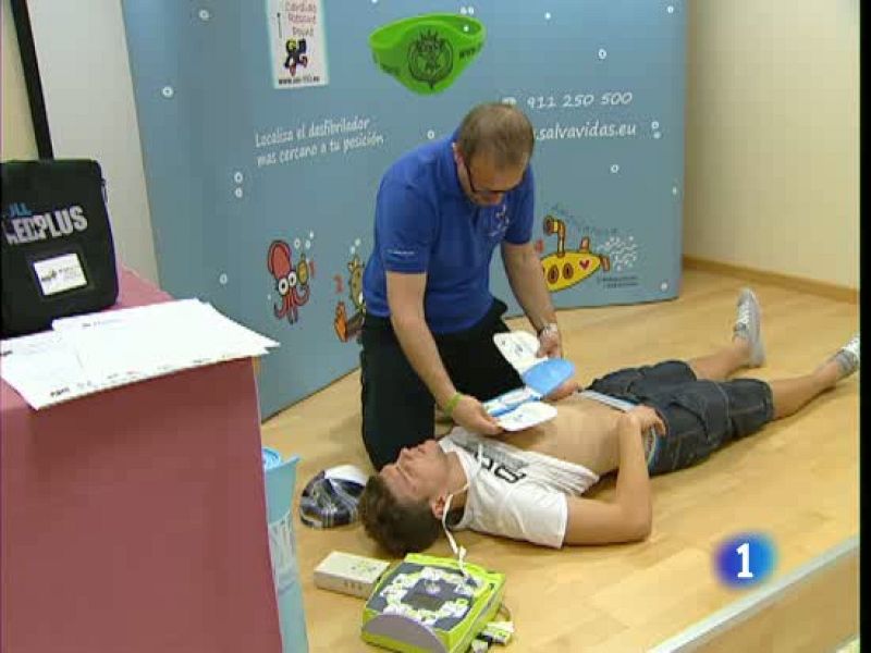 Han empezado a repartir desfibriladores en los clubes de la segunda división B. Se han comprado gracias a los beneficios obtenidos en el partido que la selección española jugó en febrero en el Santiago Bernabeú a beneficio de la Asociación de Futboli