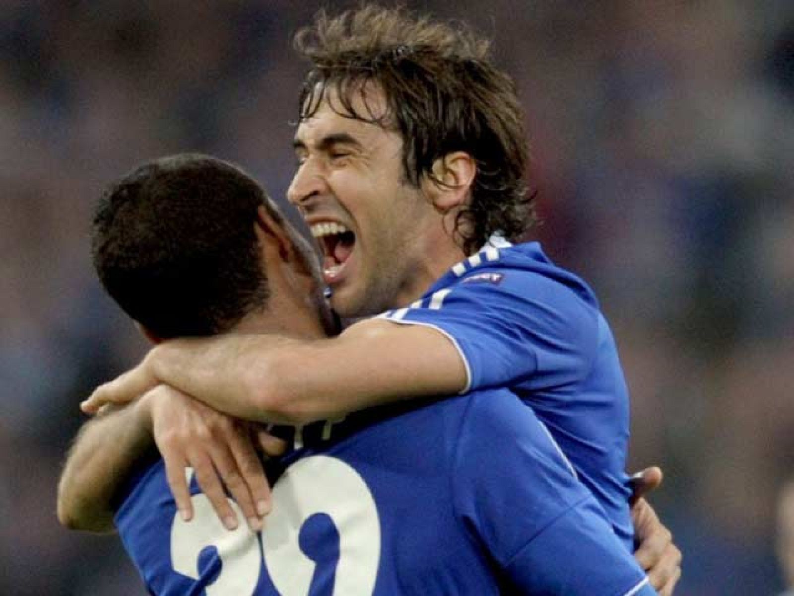 Resumen del encuentro de vuelta de cuartos de final en el que el Schalke se ha impuesto por 2-1 al Inter de Milán, con goles de Raúl, Howedes y Thiago Motta.