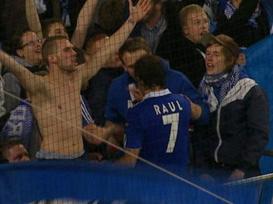 Champions League - Raúl se mezcla con la afición