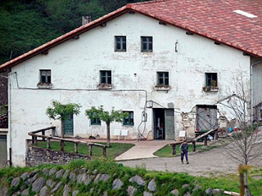 Informativo 24h - La Guardia Civil busca más material explosivo en zulos del caserío de los hermanos Esnaola