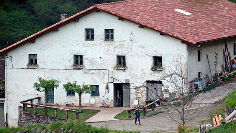 Hallan más material explosivo en el caserío de los hermanos Esnaola - Informativo 24h | Ver