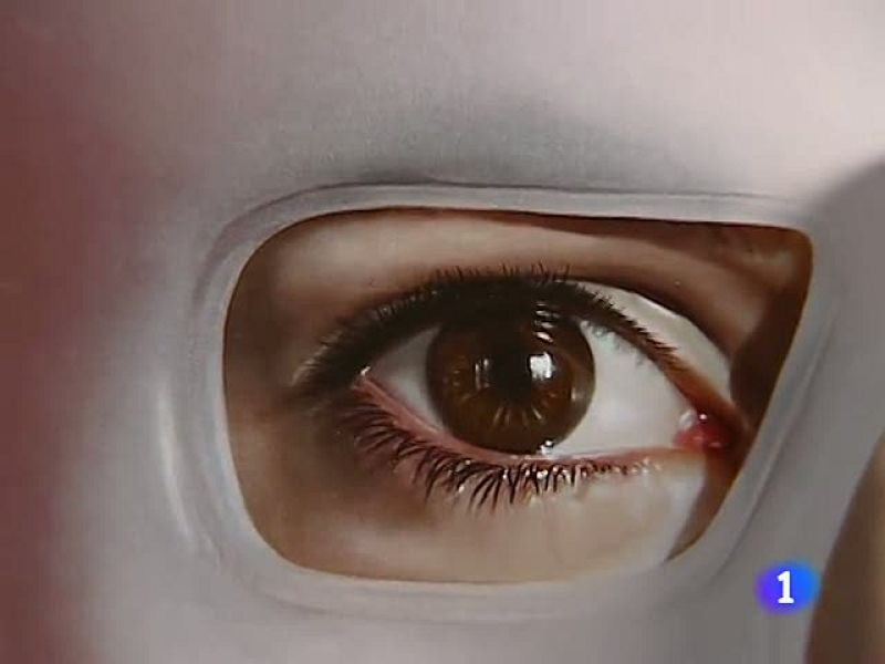 Pedro Almodóvar nos enseña el cartel de 'La piel que habito'