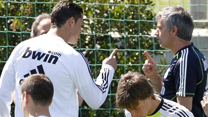 Telediario 1 - Concentrados en el clásico