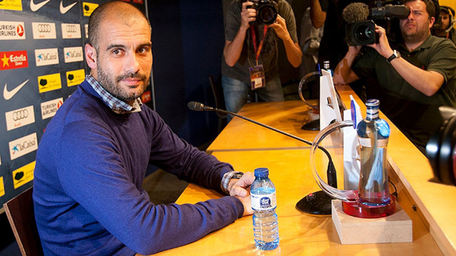 El entrenador del Barcelona, Josep Guardiola, ha elogiado el juego del Real Madrid, "el mejor del mundo al contragolpe", según el técnico azulgrana, que ha valorado la importancia del partido para sentenciar la Liga. Por otra parte, Carles Puyol regr