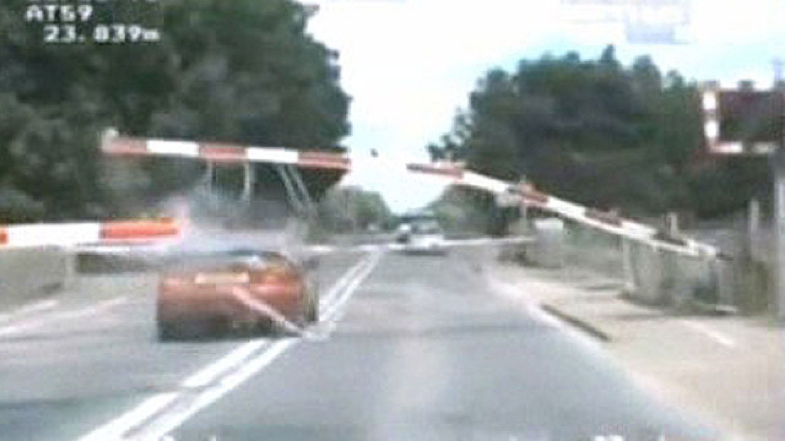 Un ladrón se salta la barrera del tren huyendo de la policía | Ver