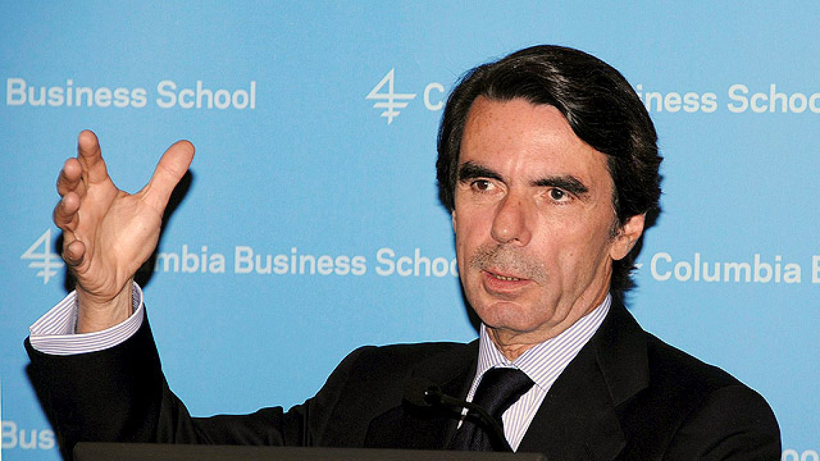 Aznar considera "un amigo" a Gadafi
