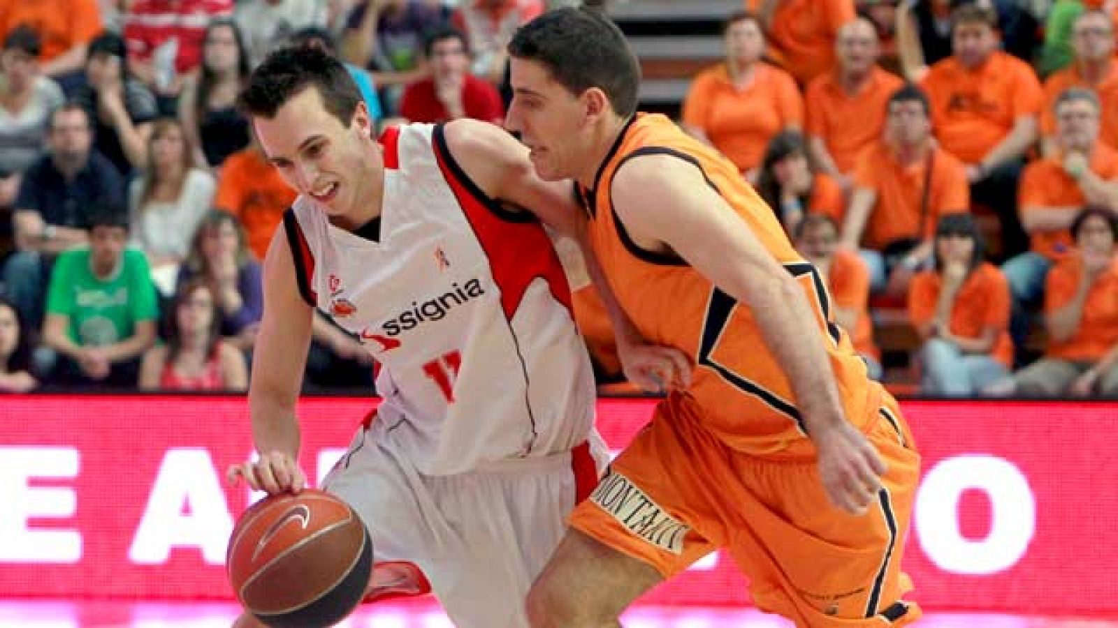 Un triple de Kristaps Valters, a menos de 1 segundo para el final del encuentro, dio el triunfo in extremis al Fuenlabrada ante el Assignia Manresa (55-54), situándose de nuevo en puestos de Playoff.